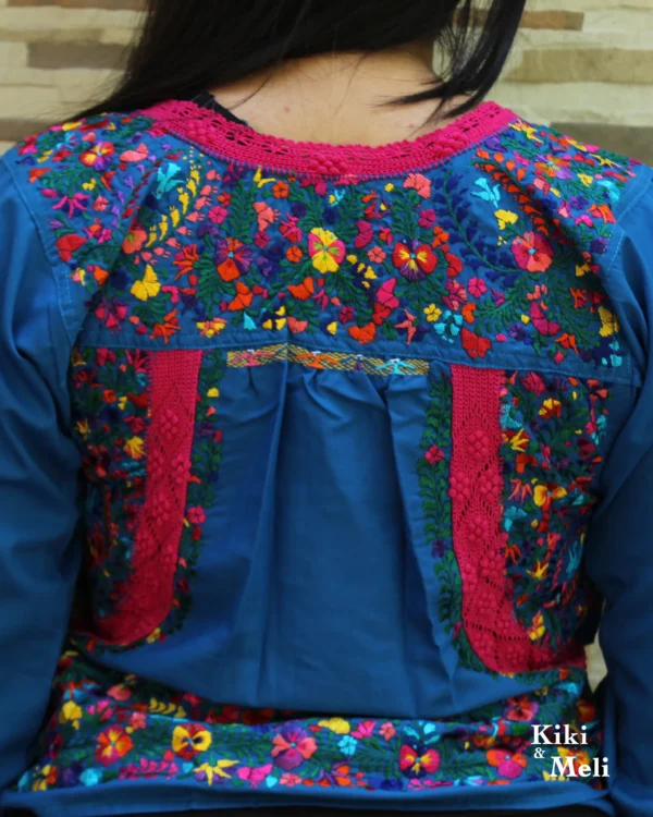 SC005-VESTIDO-BORDADO-SANANTONINO (4) Blusa San Antonino azul con bordado multicolor