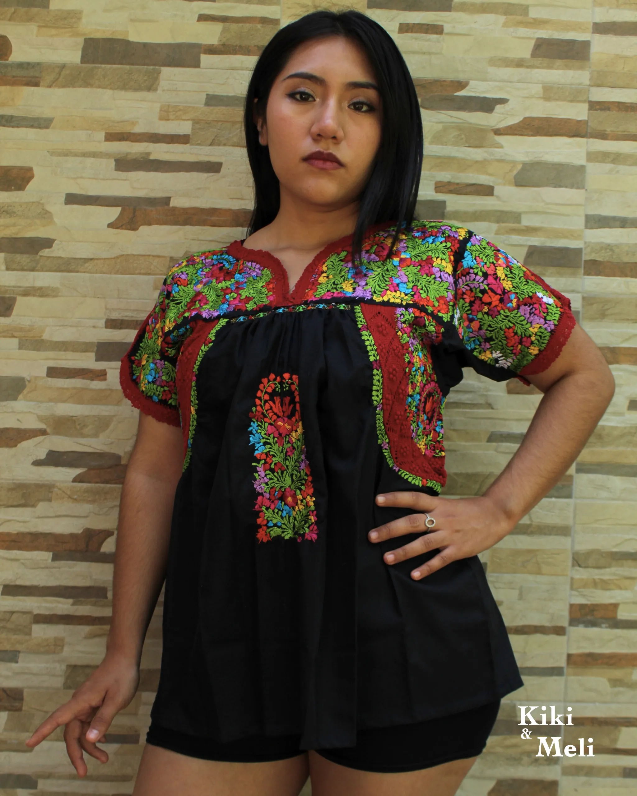Blusa San Antonino negra con bordado multicolor
