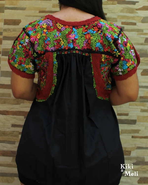 Blusa San Antonino negra con bordado multicolor